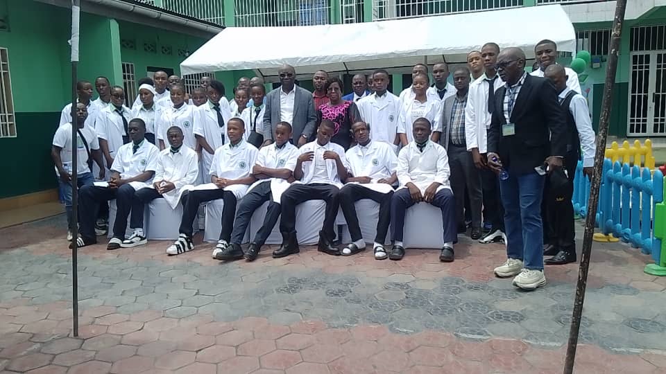 Photo de groupe lors de l'ouverture du laboratoire scientifique
